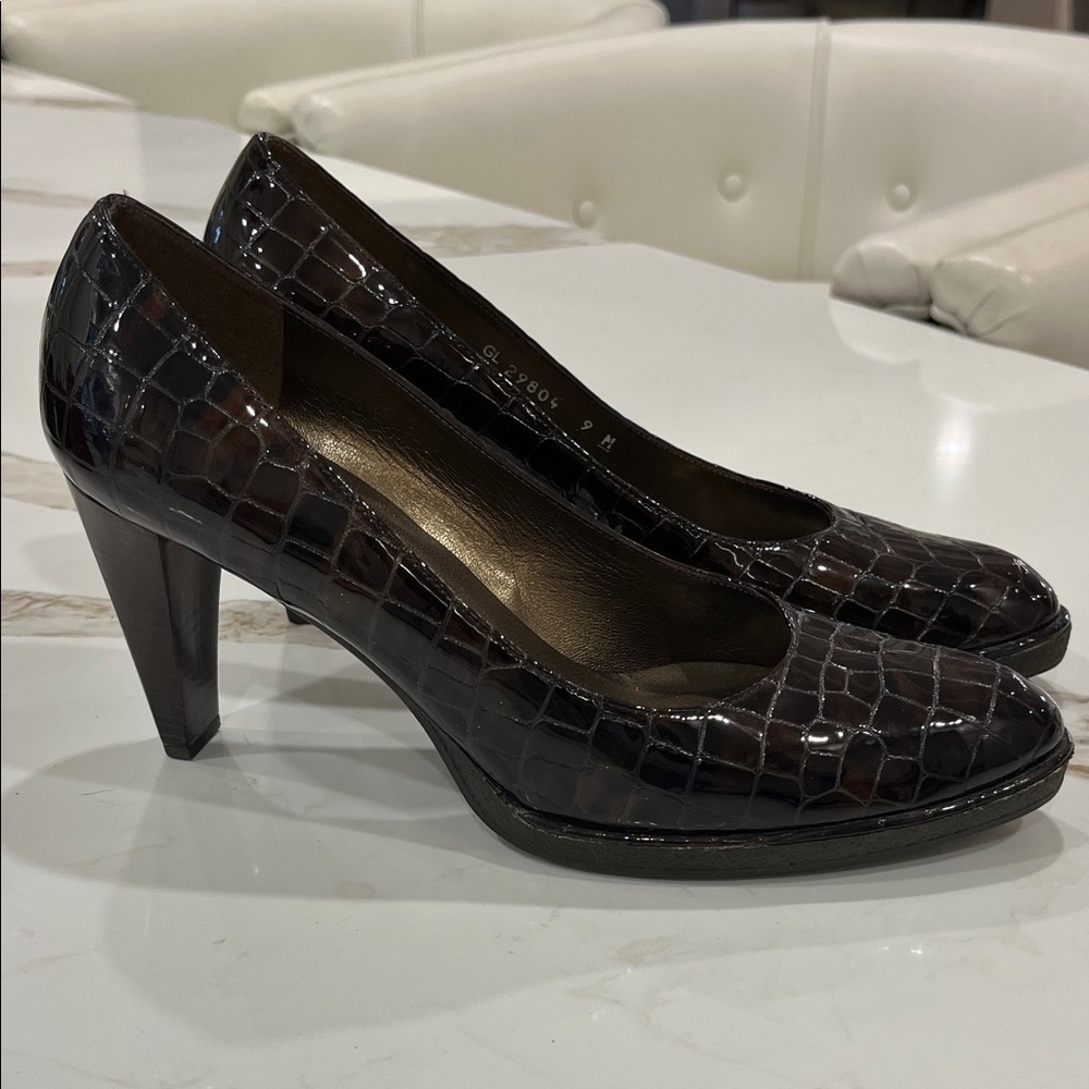 EUC Stuart Weitzman dark brown reptile embossed patent leather 3.25” heels
